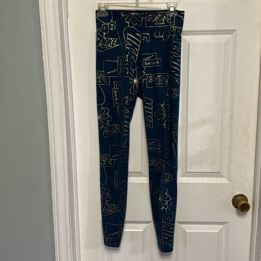 BRAND NEW Women’s NIKE leggings